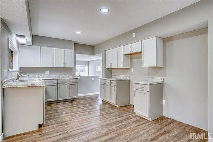 3 bed, 1.5 bath, 3000 sqft, $2,500 — Photo 2