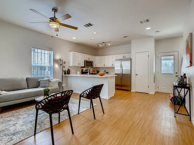1206 Maple Ave #B — Photo 2