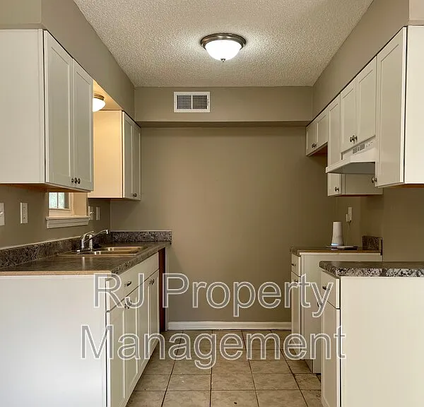 4211 Lansdowne Dr — Photo 10