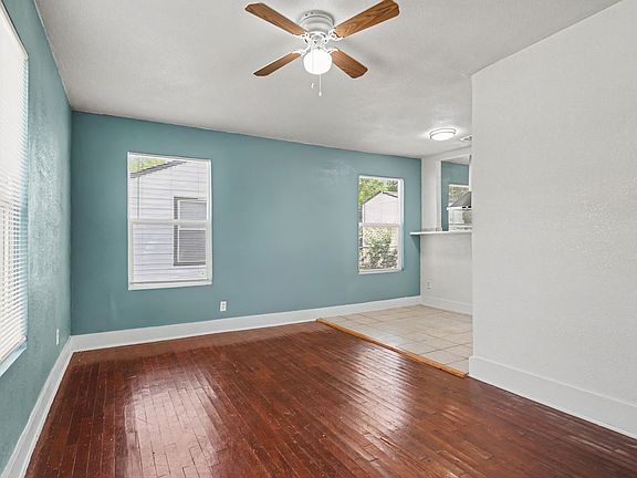 3rd image of 5009 Royal Dr