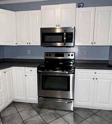 2nd image of 115 E Vanderbilt St