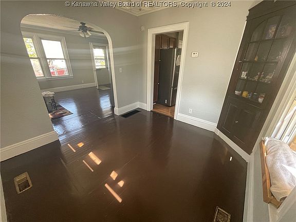 5th image of 18 Hillcrest Dr