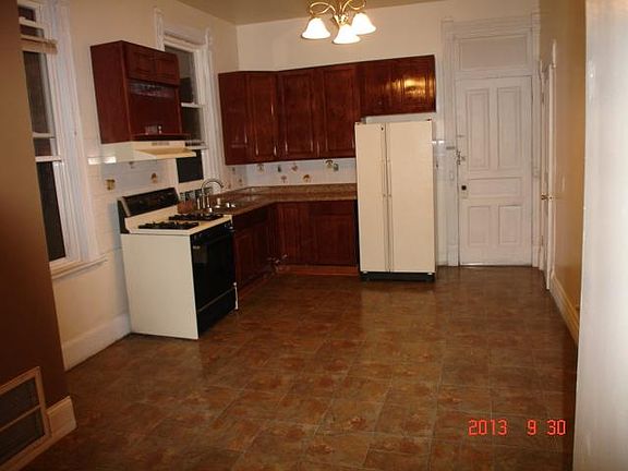 5th image of 1026 N Wood St Front 2