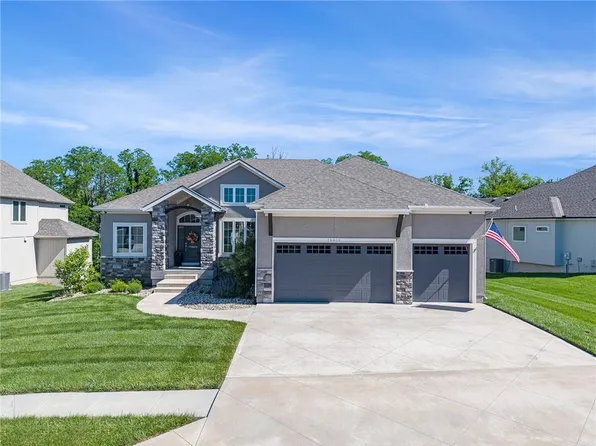 14814 Thousand Oaks Pl, Parkville, MO 64152