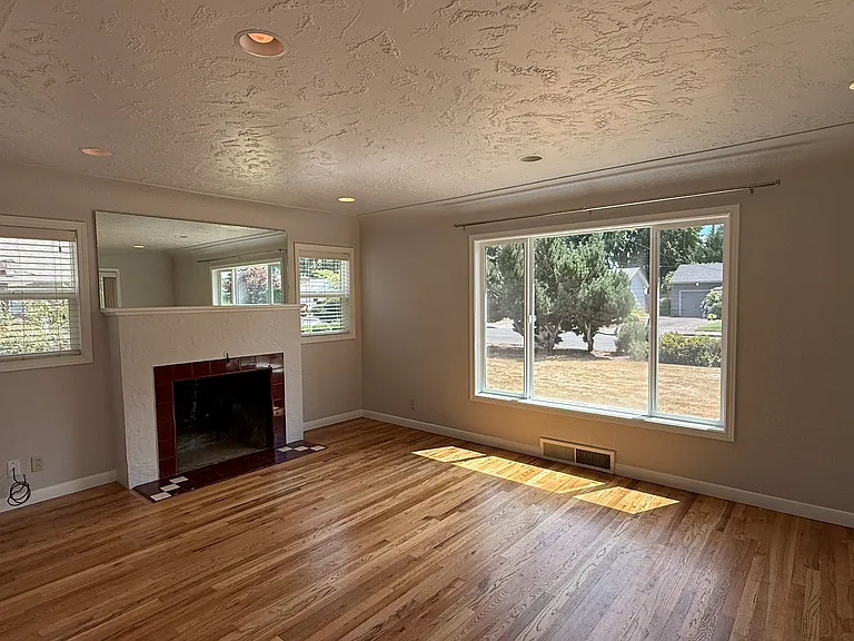3120 Willamette Dr N — Photo 6