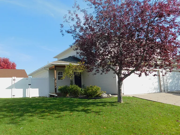 27 Stratford Dr — Photo 2
