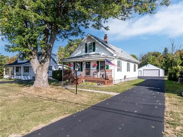 8106 E Britton Dr, Niagara Falls, NY 14304