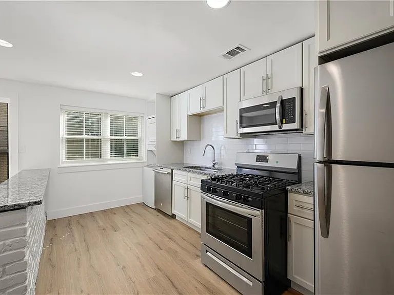880 Saint Charles Ave NE #10 — Photo 4