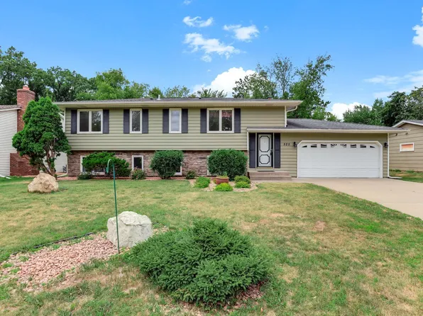 525 Lakewood Dr S, Maplewood, MN 55119