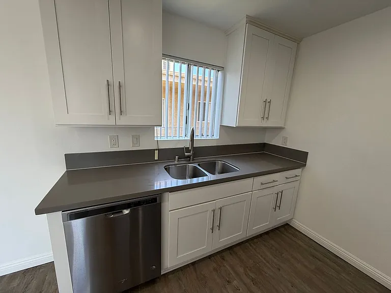 Midvale Los Angeles Apartments LLC — Photo 6