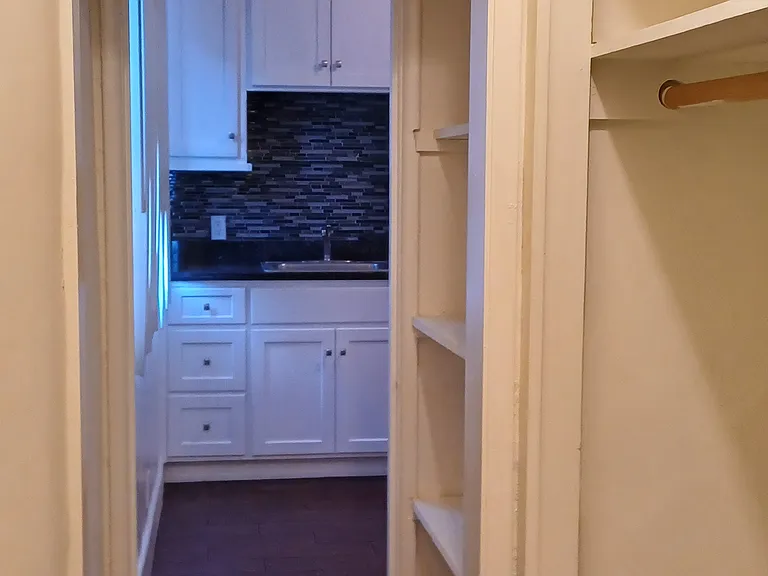 214 E Stocker St #B — Photo 9