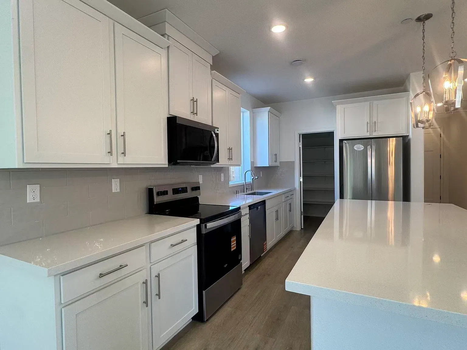 4 bed, 2242 sqft, $3,280 — Photo 4