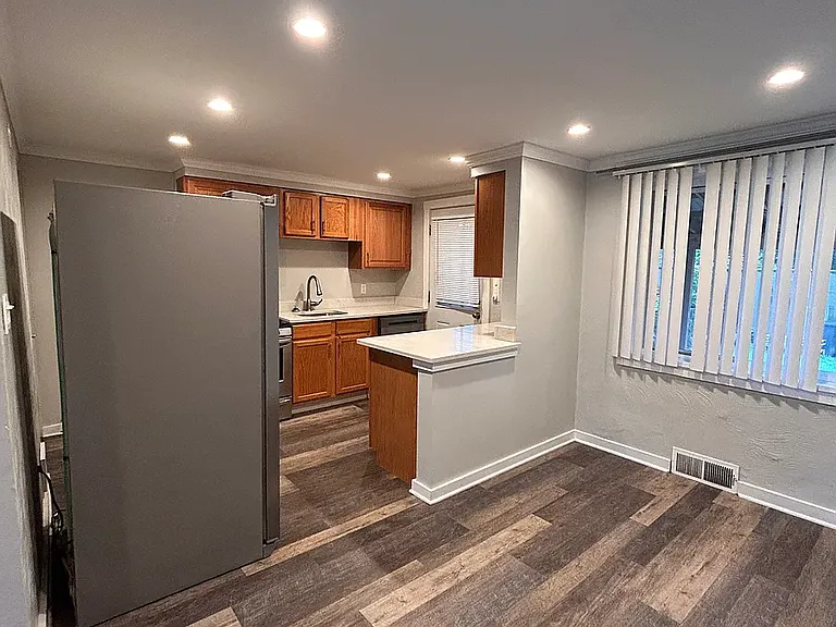 6914 Greenwood St — Photo 2