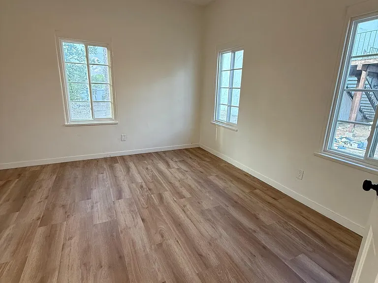 27490 Norwood St — Photo 11