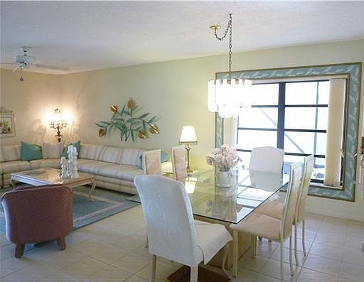 4th image of 5577 Mirror Lakes Blvd