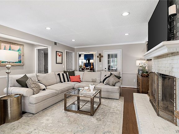4th image of 735 Fair Oaks Ln