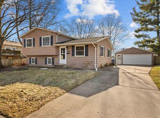 5534 31st Avenue Ct, Moline, IL 61265