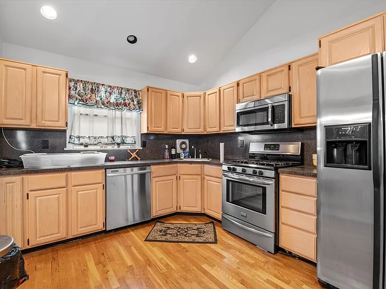 13 N Peach St — Photo 5