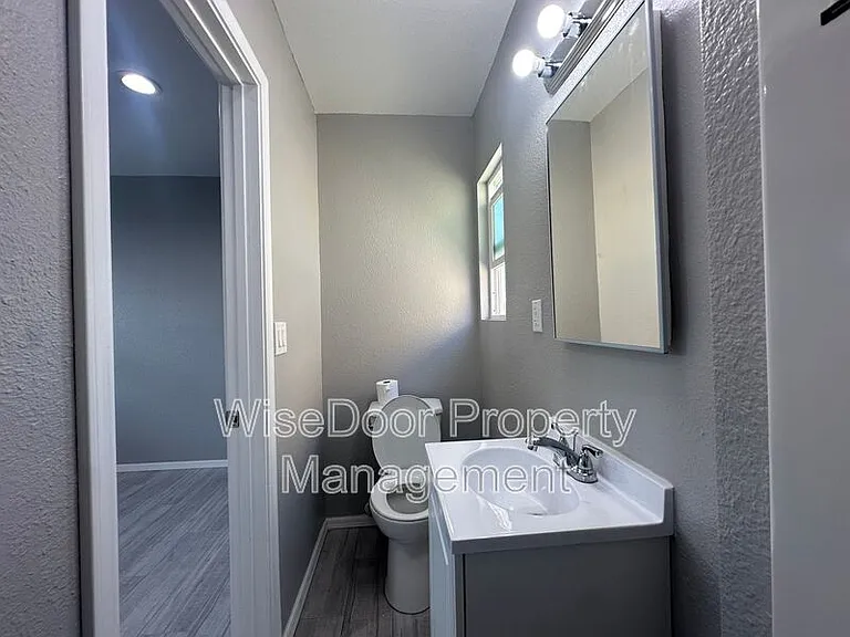 2752 E 58th St #B — Photo 9