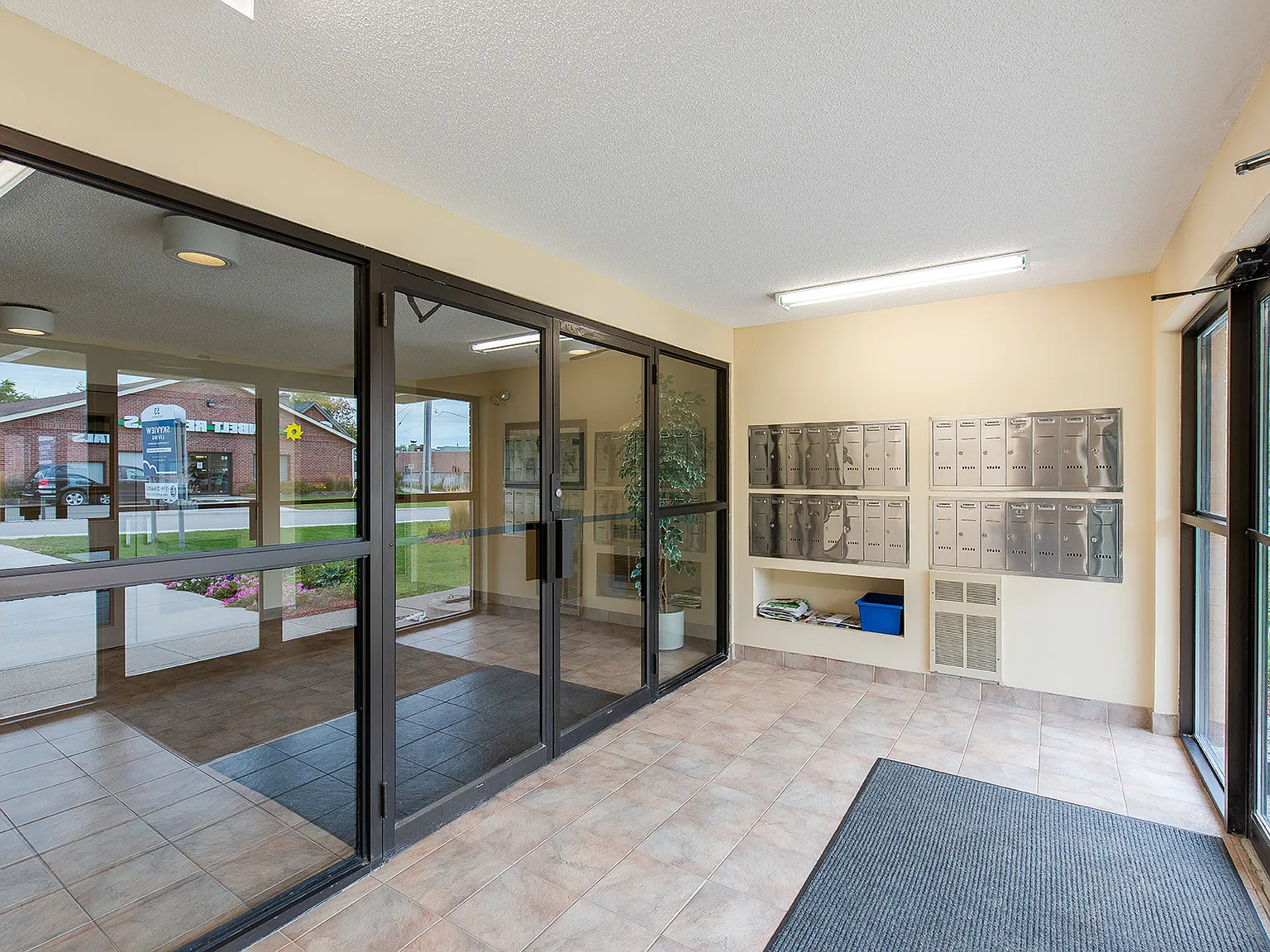 Orange Manor Apartments — Photo 3