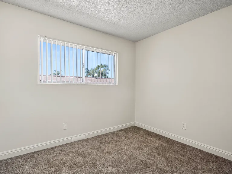 Sierra West Apartments — Photo 33