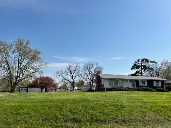 665 E North St, Warrensburg, IL 62573