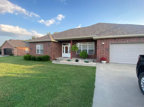 602 E 7th St, Grove, OK 74344