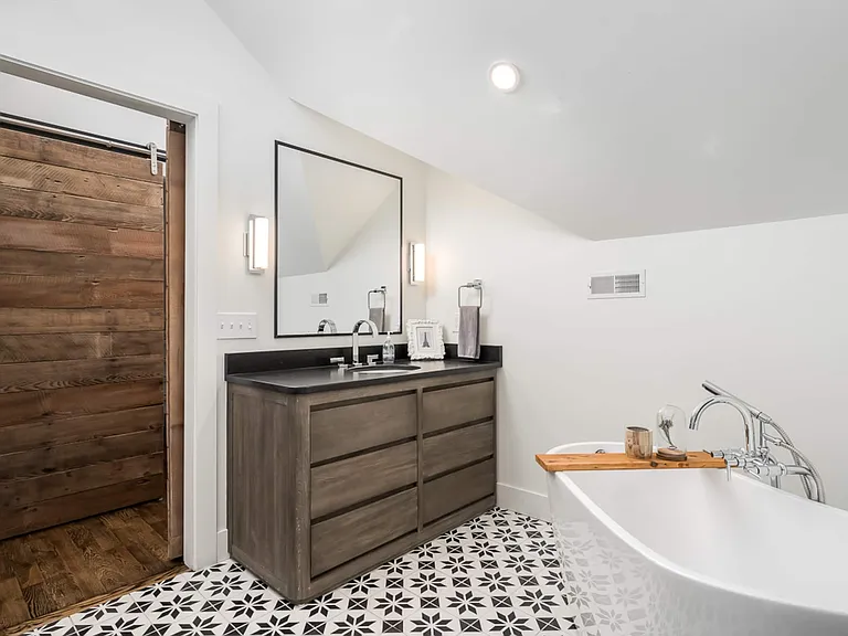 1096 Beacon Aly — Photo 9