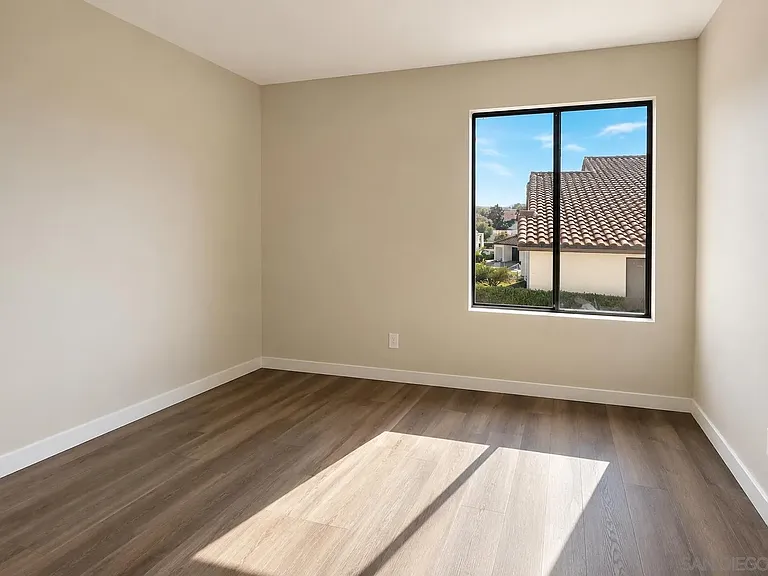2425 Cranston Dr — Photo 12