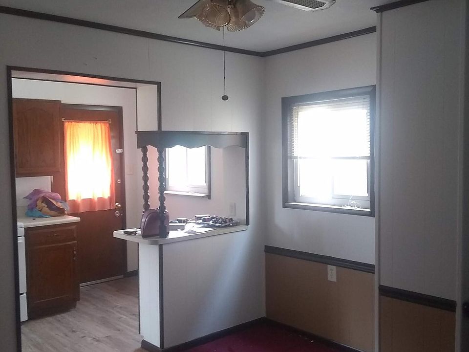 Dining room that connects to the kitchen with a cute breakfast nook.