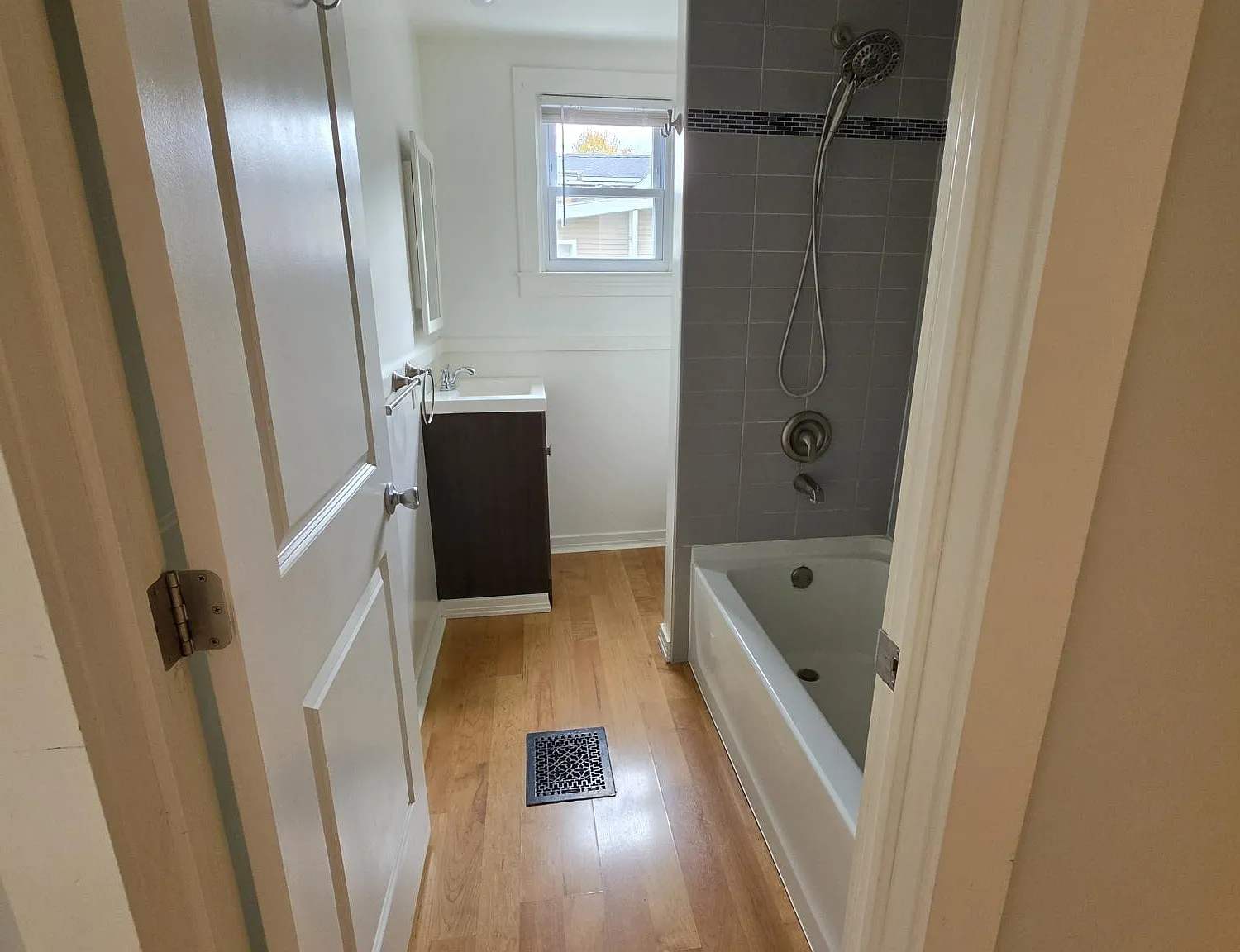 75 McLean St — Photo 3