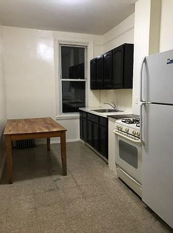 2nd image of 255 Bleecker St #1