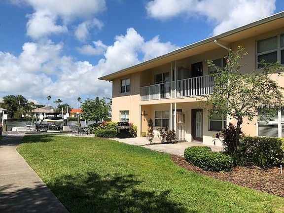 2nd image of 300 Venetian Dr APT 1