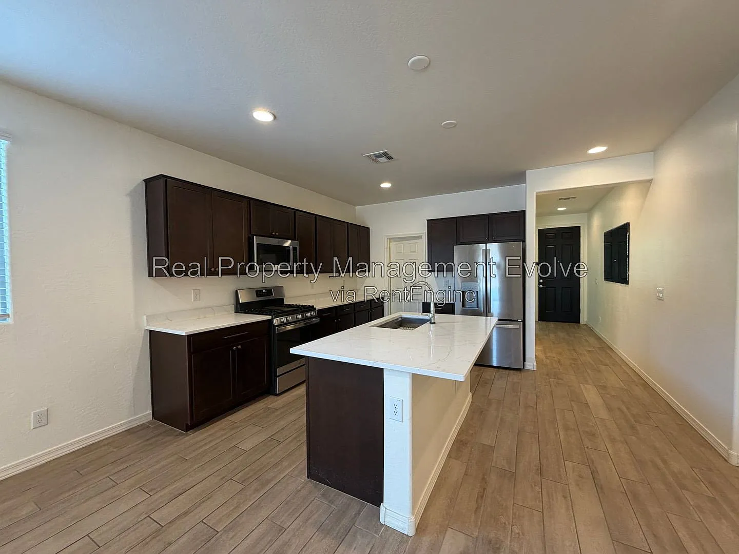 3 bed, 2.5 bath, 1801 sqft, $2,099 — Photo 3