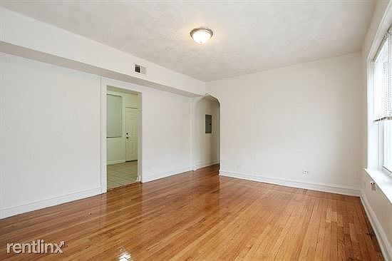 7605 S Coles Ave Apartments Chicago Living Room_3