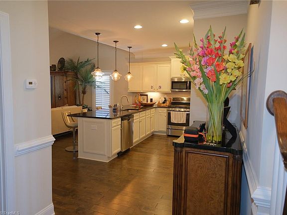 5th image of 303 Kinloch Dr