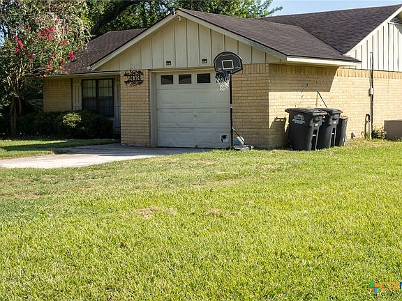 2nd image of 203 Elaine St