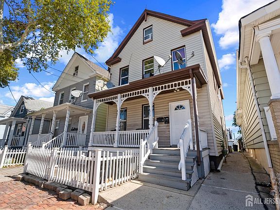 4th image of 676 Charles St