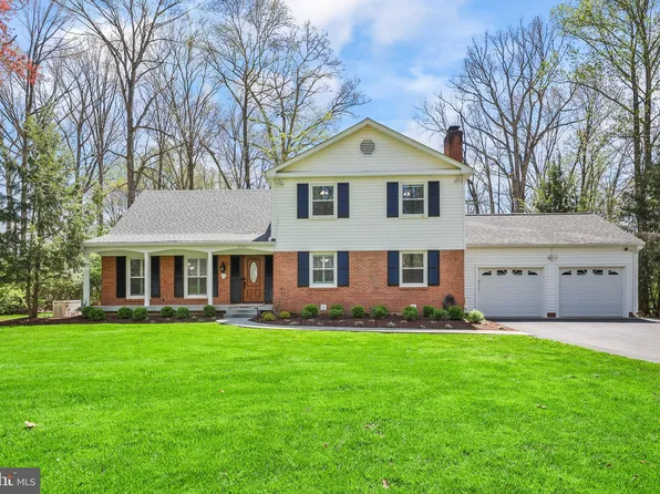 12041 Thomas Ave, Great Falls, VA 22066