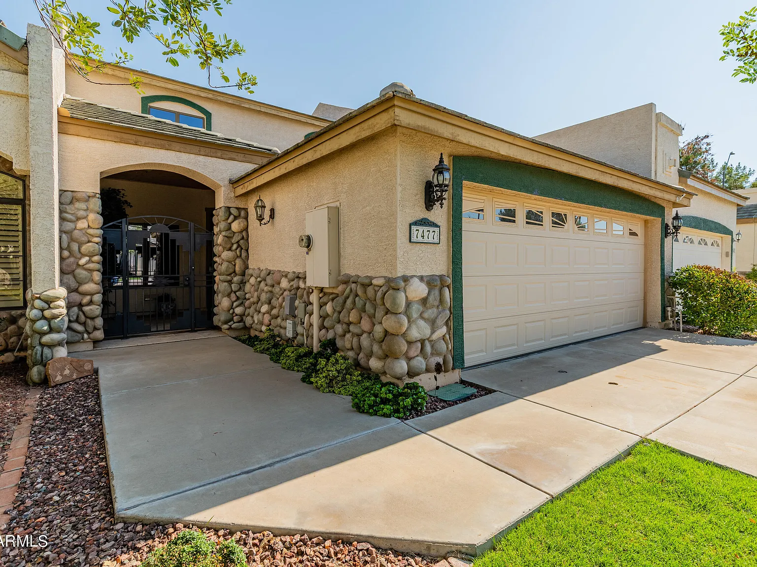 3 bed, 2.5 bath, 1979 sqft, $3,000 — Photo 2