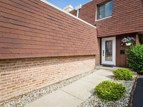 1063 W Busse Hwy, Park Ridge, IL 60068