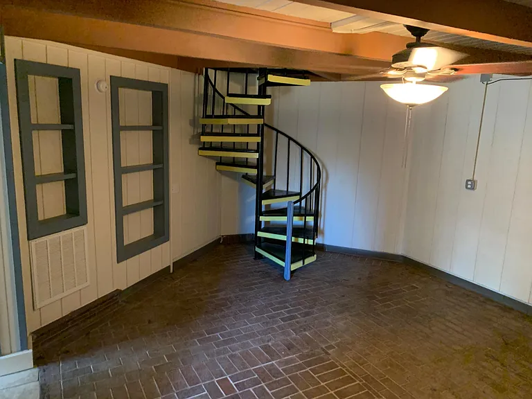 Airview Dr — Photo 5
