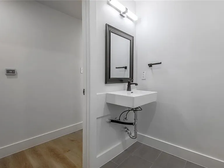 511 E 50th St #A — Photo 24