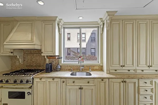 Sold by Sotheby's International Realty | media 8