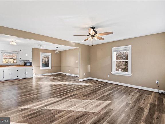 3rd image of 115 Oak Ridge St