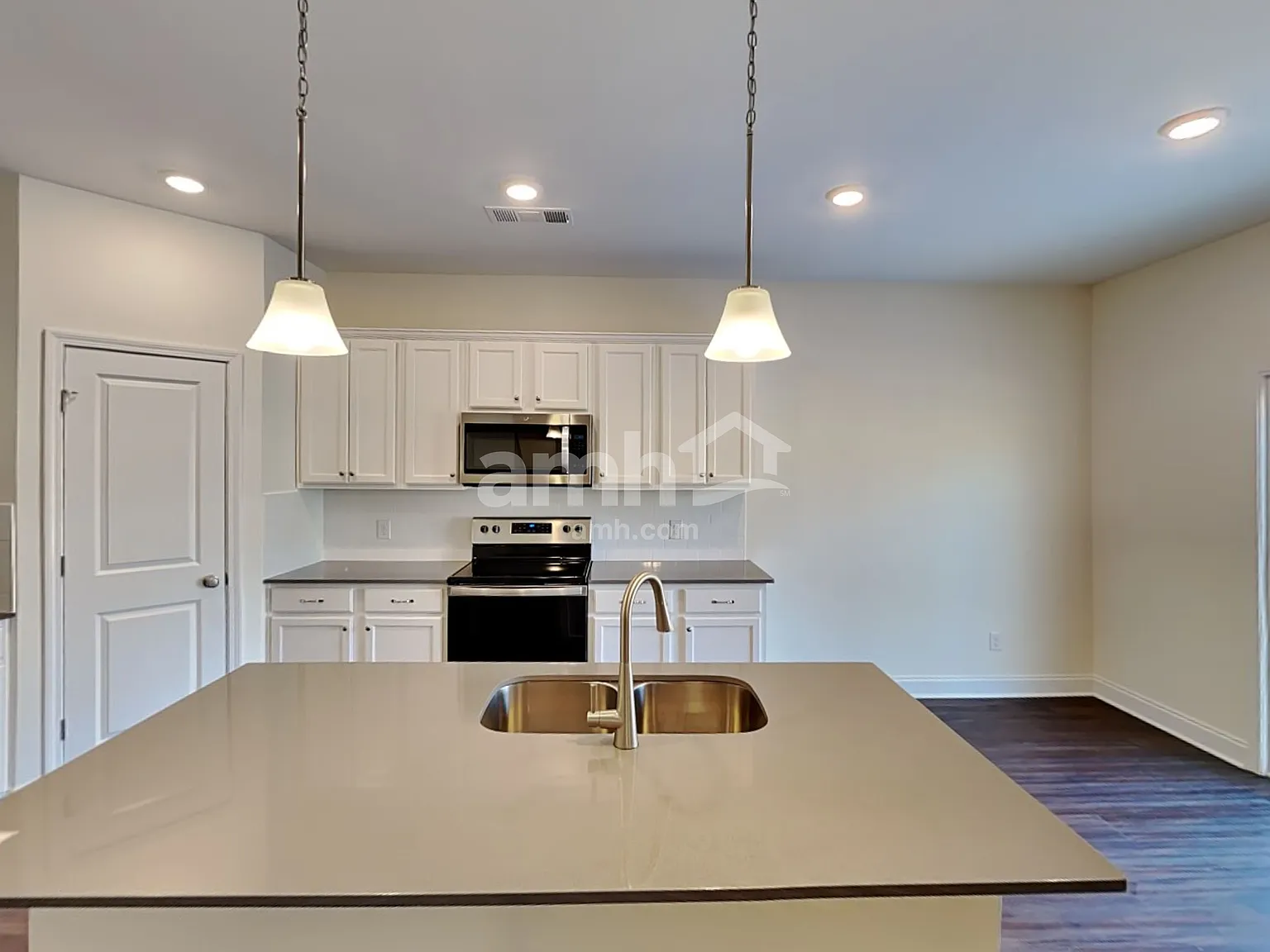 4 bed, 2.5 bath, 2297 sqft, $2,885 — Photo 3