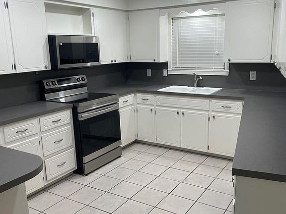 5th image of 300 Evergreen St