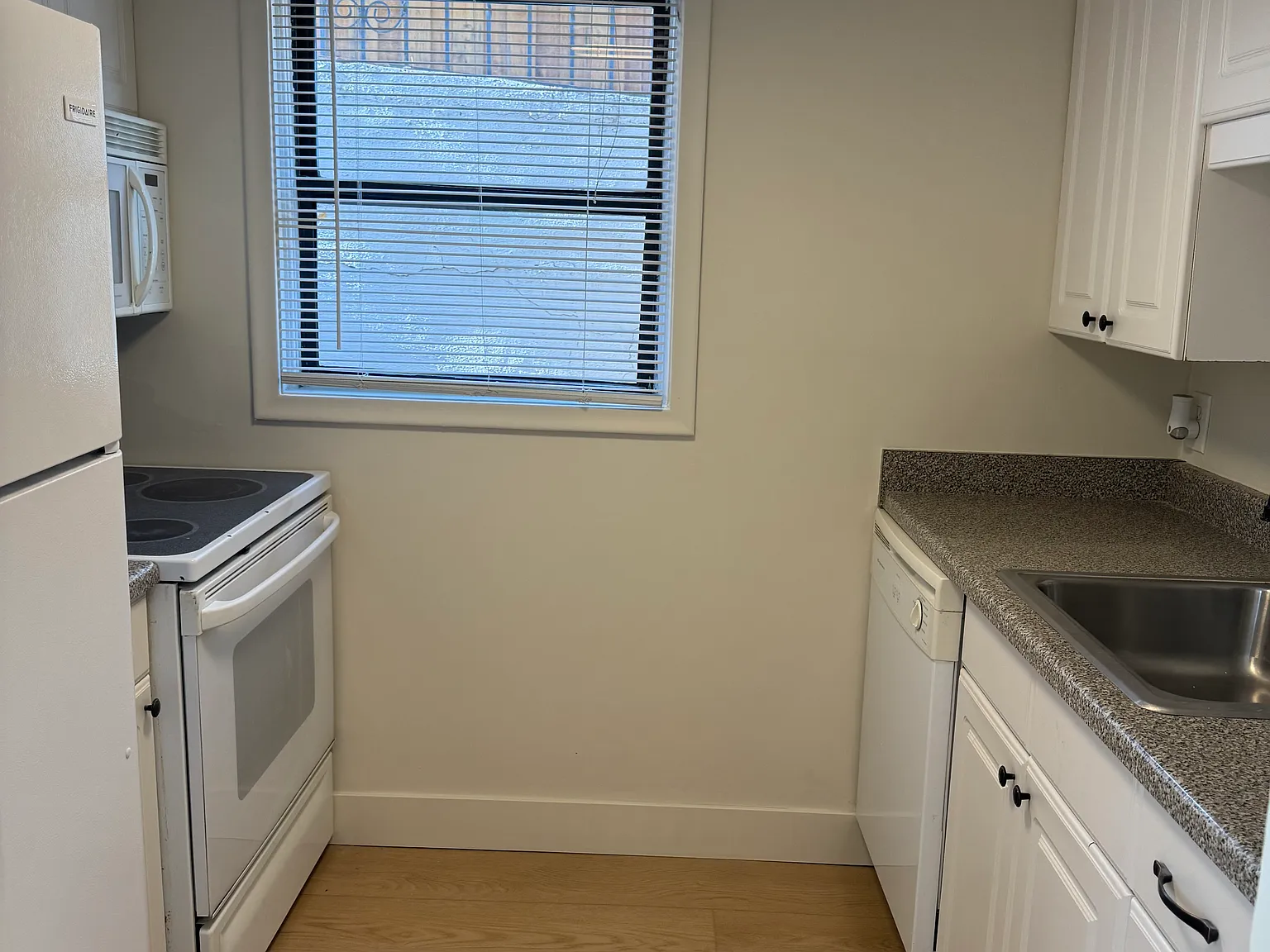 2 bed, 939 sqft, $1,749 — Photo 2