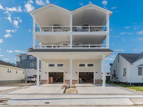 3rd image of 332 W 40th St W #Sea