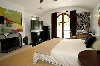 4th image of 1105 Wellesley Ave